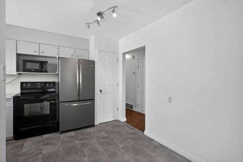 727 Macleay Road Ne, Calgary, AB - Indoor Photo Showing Kitchen