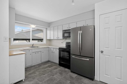 727 Macleay Road Ne, Calgary, AB - Indoor Photo Showing Kitchen