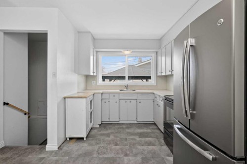727 Macleay Road Ne, Calgary, AB - Indoor Photo Showing Kitchen