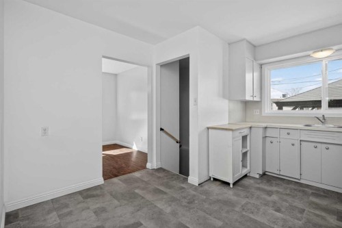 727 Macleay Road Ne, Calgary, AB - Indoor Photo Showing Kitchen