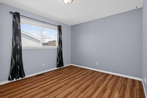 727 Macleay Road Ne, Calgary, AB - Indoor Photo Showing Other Room