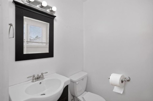 727 Macleay Road Ne, Calgary, AB - Indoor Photo Showing Bathroom