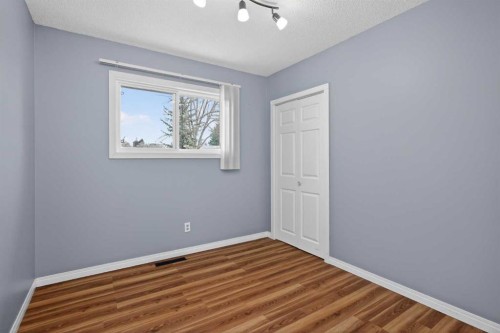 727 Macleay Road Ne, Calgary, AB - Indoor Photo Showing Other Room