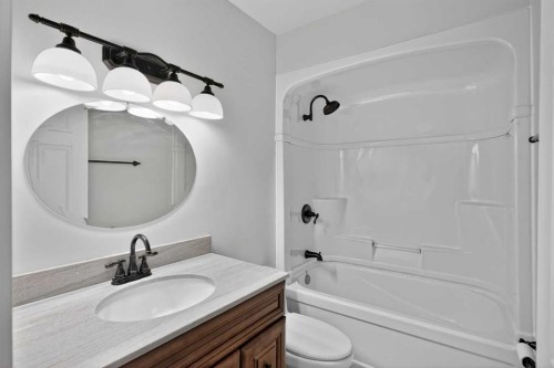 727 Macleay Road Ne, Calgary, AB - Indoor Photo Showing Bathroom