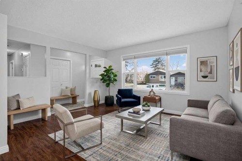 727 Macleay Road Ne, Calgary, AB - Indoor Photo Showing Living Room