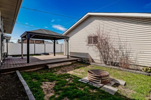 727 Macleay Road Ne, Calgary, AB - Outdoor