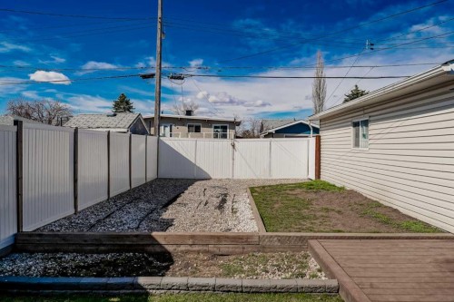 727 Macleay Road Ne, Calgary, AB - Outdoor