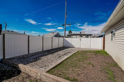 727 Macleay Road Ne, Calgary, AB - Outdoor