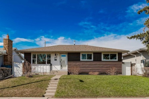 727 Macleay Road Ne, Calgary, AB - Outdoor With Facade