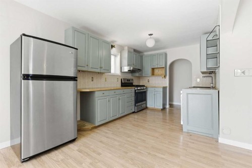 134 32 Avenue Ne, Calgary, AB - Indoor Photo Showing Kitchen