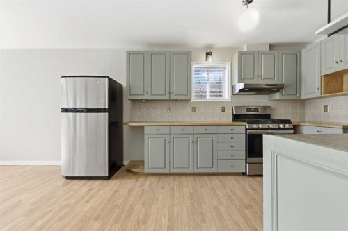 134 32 Avenue Ne, Calgary, AB - Indoor Photo Showing Kitchen