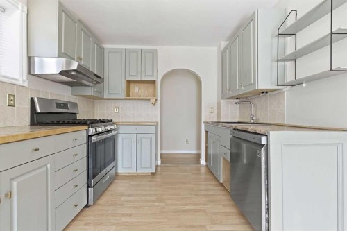 134 32 Avenue Ne, Calgary, AB - Indoor Photo Showing Kitchen