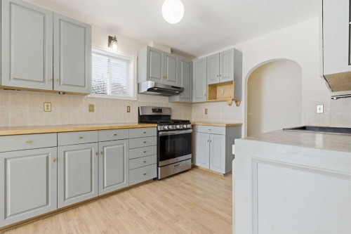 134 32 Avenue Ne, Calgary, AB - Indoor Photo Showing Kitchen
