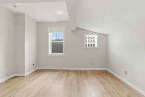 134 32 Avenue Ne, Calgary, AB - Indoor Photo Showing Other Room