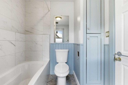 134 32 Avenue Ne, Calgary, AB - Indoor Photo Showing Bathroom