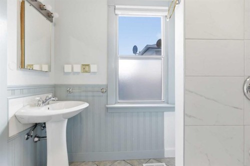 134 32 Avenue Ne, Calgary, AB - Indoor Photo Showing Bathroom