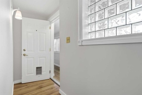 134 32 Avenue Ne, Calgary, AB - Indoor Photo Showing Other Room