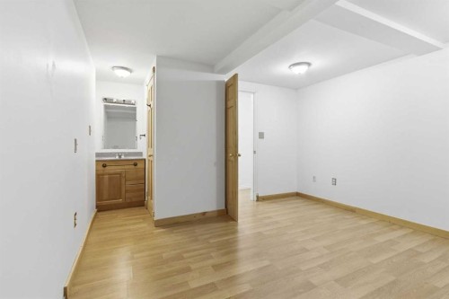 134 32 Avenue Ne, Calgary, AB - Indoor Photo Showing Other Room