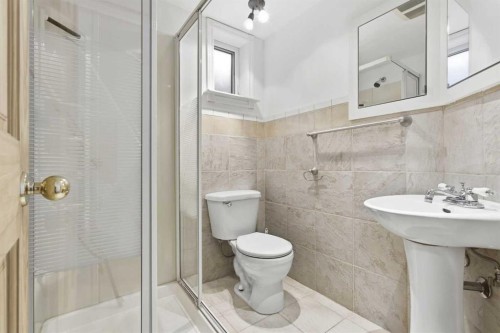 134 32 Avenue Ne, Calgary, AB - Indoor Photo Showing Bathroom