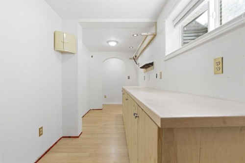 134 32 Avenue Ne, Calgary, AB - Indoor Photo Showing Other Room