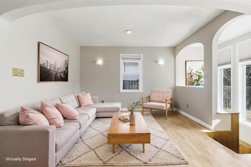 134 32 Avenue Ne, Calgary, AB - Indoor Photo Showing Living Room