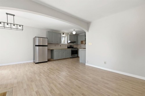 134 32 Avenue Ne, Calgary, AB - Indoor Photo Showing Kitchen