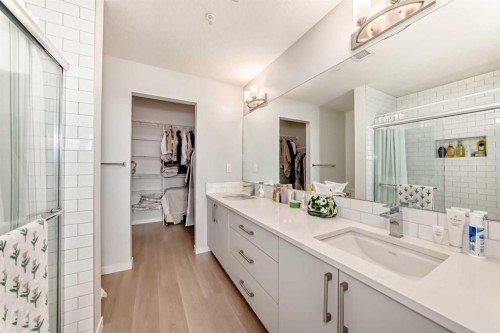 1303-33 Carringham Gate Nw, Calgary, AB - Indoor Photo Showing Bathroom