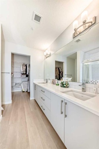 1303-33 Carringham Gate Nw, Calgary, AB - Indoor Photo Showing Bathroom