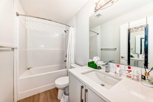 1303-33 Carringham Gate Nw, Calgary, AB - Indoor Photo Showing Bathroom