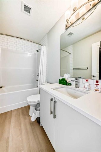 1303-33 Carringham Gate Nw, Calgary, AB - Indoor Photo Showing Bathroom