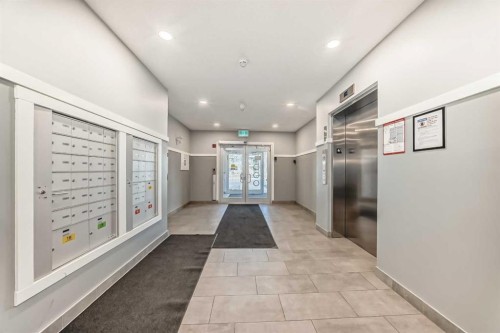 1303-33 Carringham Gate Nw, Calgary, AB - Indoor Photo Showing Other Room