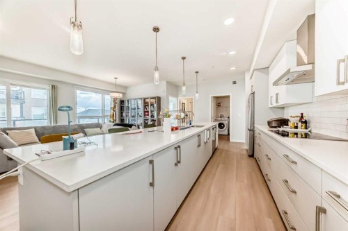 1303-33 Carringham Gate Nw, Calgary, AB - Indoor Photo Showing Kitchen With Upgraded Kitchen