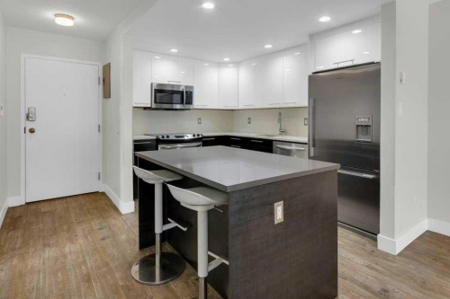 6-3402 Parkdale Boulevard Nw, Calgary, AB - Indoor Photo Showing Kitchen With Upgraded Kitchen