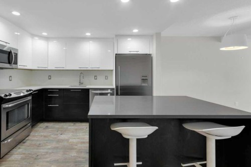 6-3402 Parkdale Boulevard Nw, Calgary, AB - Indoor Photo Showing Kitchen With Stainless Steel Kitchen