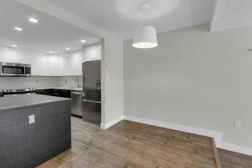 6-3402 Parkdale Boulevard Nw, Calgary, AB - Indoor Photo Showing Kitchen