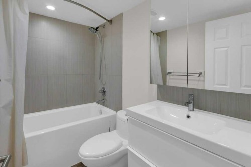 6-3402 Parkdale Boulevard Nw, Calgary, AB - Indoor Photo Showing Bathroom