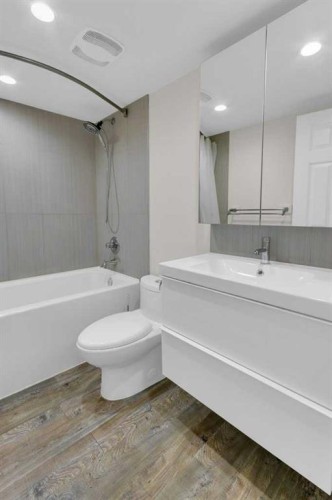 6-3402 Parkdale Boulevard Nw, Calgary, AB - Indoor Photo Showing Bathroom