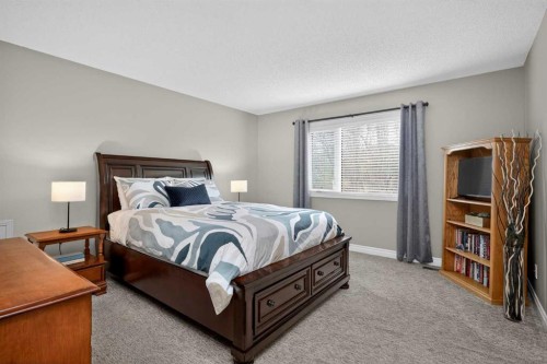 3513 Douglas Woods Heights Se, Calgary, AB - Indoor Photo Showing Bedroom