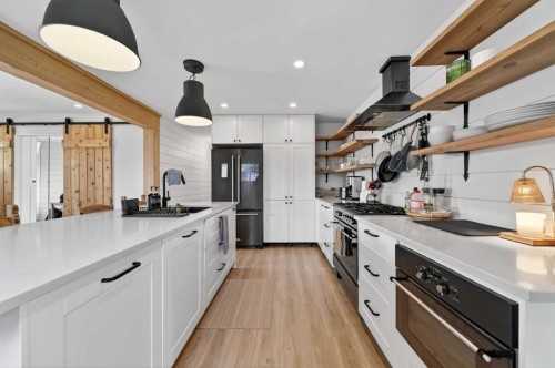 32 Beaupre Crescent Nw, Calgary, AB - Indoor Photo Showing Kitchen With Upgraded Kitchen