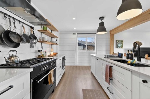 32 Beaupre Crescent Nw, Calgary, AB - Indoor Photo Showing Kitchen With Upgraded Kitchen