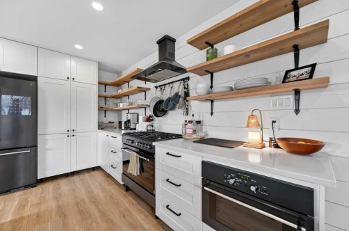 32 Beaupre Crescent Nw, Calgary, AB - Indoor Photo Showing Kitchen With Stainless Steel Kitchen