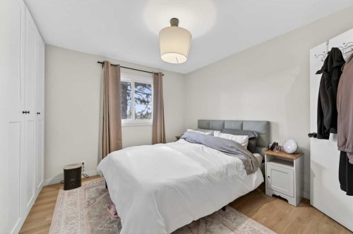 32 Beaupre Crescent Nw, Calgary, AB - Indoor Photo Showing Bedroom