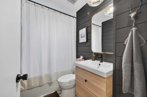 32 Beaupre Crescent Nw, Calgary, AB - Indoor Photo Showing Bathroom