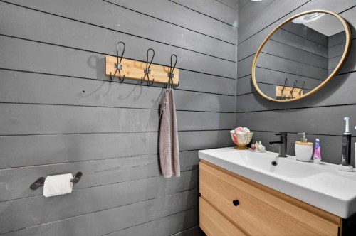 32 Beaupre Crescent Nw, Calgary, AB - Indoor Photo Showing Bathroom