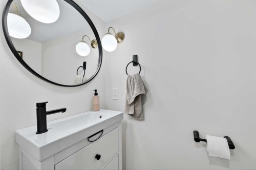 32 Beaupre Crescent Nw, Calgary, AB - Indoor Photo Showing Bathroom