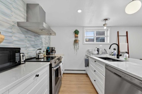 32 Beaupre Crescent Nw, Calgary, AB - Indoor Photo Showing Kitchen With Double Sink With Upgraded Kitchen