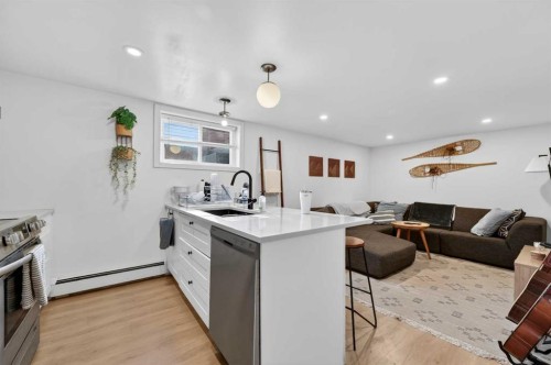32 Beaupre Crescent Nw, Calgary, AB - Indoor Photo Showing Kitchen