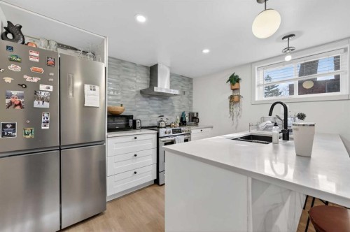 32 Beaupre Crescent Nw, Calgary, AB - Indoor Photo Showing Kitchen With Upgraded Kitchen