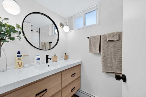 32 Beaupre Crescent Nw, Calgary, AB - Indoor Photo Showing Bathroom