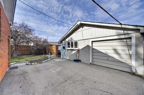 32 Beaupre Crescent Nw, Calgary, AB - Outdoor With Exterior